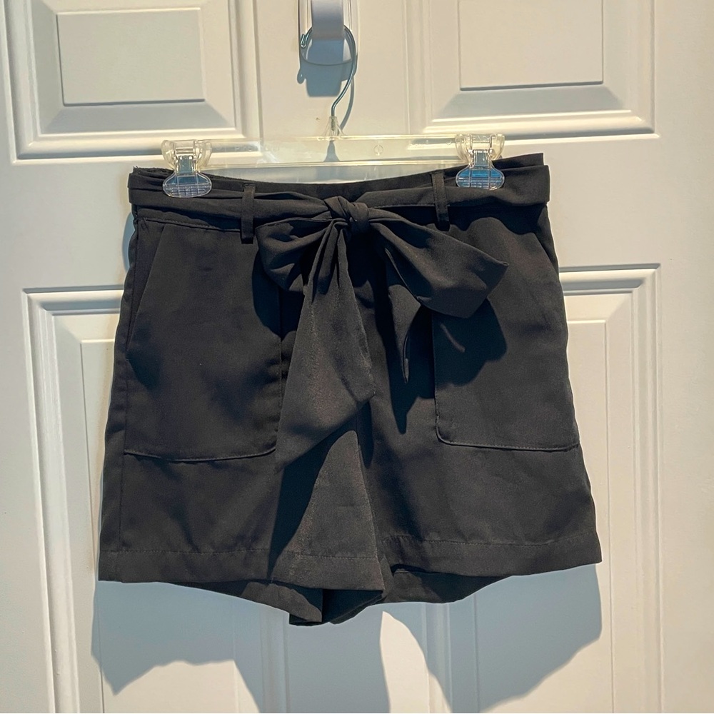 A New Day High Rise 3" Black Flowy Relaxed Bow Shorts with Belt Size Small - Picture 3 of 10